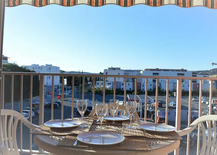 4 Couchages Proche Avec Parking Et Balcon Au Lavandou - Fr-1-251-557 *