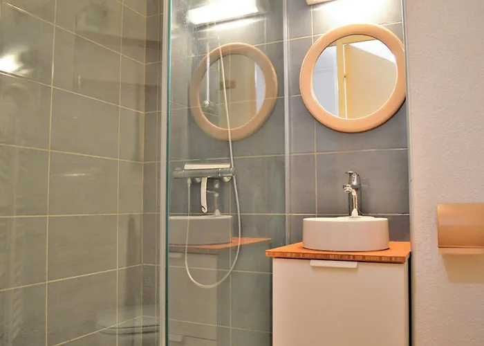 4 Couchages Proche Avec Parking Et Balcon Au Lavandou - Fr-1-251-557 * Le Lavandou